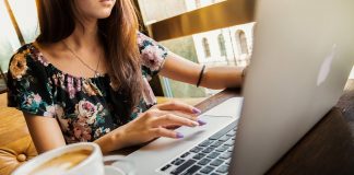 What to Look for in a Reliable Online Gaming Provider Apple, Café, Equipo, Copa, Niña, Ordenador Portátil