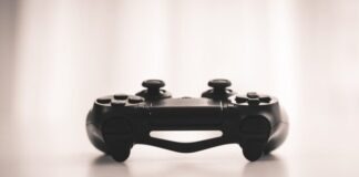 How to Choose Gaming Manipulators: Basics to Know for Gaming black wireless game controller