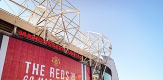 Quem Fica E Quem Sai Do Manchester United? red and white building during daytime